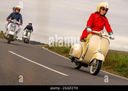 Les Mods se rendent à Beachy Head dans leur édition annuelle de Bank Holiday, hommage au film de l'OMS Quadrophenia qui y a eu sa finale. Beachy Head, East Sussex, Banque D'Images