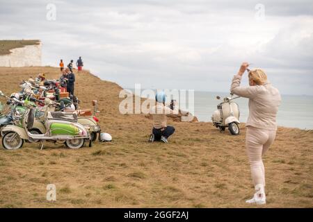 Les Mods se rendent à Beachy Head dans leur édition annuelle de Bank Holiday, hommage au film de l'OMS Quadrophenia qui y a eu sa finale. Beachy Head, East Sussex, Banque D'Images