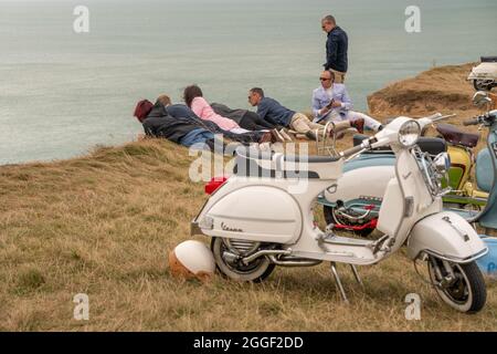 Les Mods se rendent à Beachy Head dans leur édition annuelle de Bank Holiday, hommage au film de l'OMS Quadrophenia qui y a eu sa finale. Beachy Head, East Sussex, Banque D'Images