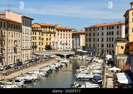 Vue panoramique sur le port de canal du quartier de la Nouvelle Venise avec des bateaux amarrés en été, Livourne, Toscane, Italie Banque D'Images