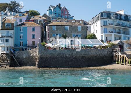 Le jardin du pub Ferry Inn à Salcombe, vu de l'estuaire, par une belle journée d'été Banque D'Images