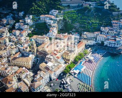 Vue aérienne de la cathédrale et de la ville d'Amalfi, en italie Banque D'Images