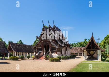 Belle chapelle traditionnelle de Lanna en bois à Wat Inth Banque D'Images