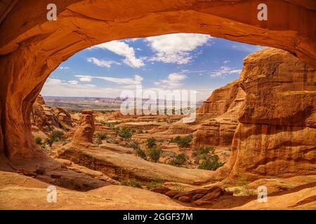 Journée d'été vue depuis Tower Arch dans le parc national d'Arches Banque D'Images