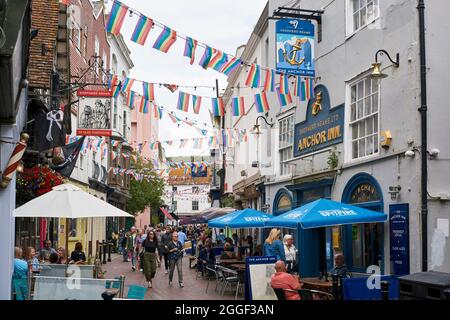 George Street, Hastings Old Town, East Sussex Royaume-Uni, le jour férié d'août, avec des piétons Banque D'Images