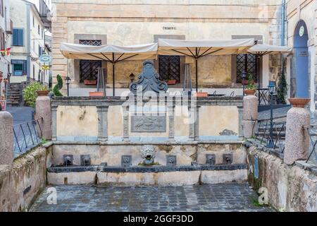 Bolsena, Viterbo, Italie avril 2019 : la fontaine historique sur la place San Rocco à Bolsena, Italie Banque D'Images