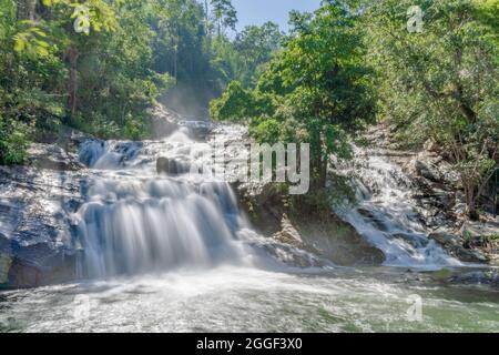 La cascade de Khlong Nam Lai, grande cascade exotique en tropical Banque D'Images