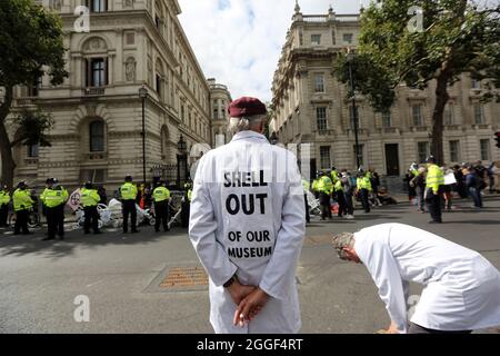 Londres, Angleterre, Royaume-Uni. 31 août 2021. Groupe de campagne sur le changement climatique extinction les militants de la rébellion portant des robes funéraires se collent eux-mêmes aux landaus devant l'entrée principale de Downing Street lors d'une manifestation à Westminster. (Image de crédit : © Tayfun Salci/ZUMA Press Wire) Banque D'Images