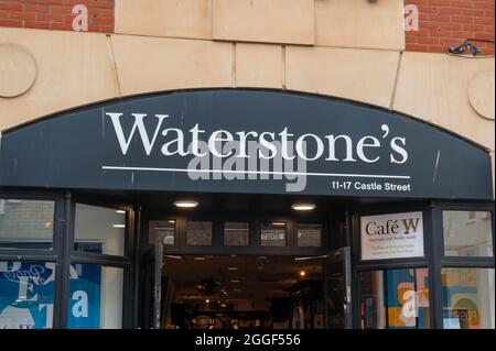 Un panneau pour Waterstones librairie au-dessus de la porte dans le centre-ville de Norwich