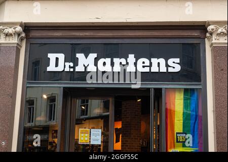 Vue sur le logo Dr.Martens au-dessus de l'entrée du magasin sur Castle Street Norwich Banque D'Images