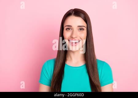 Photo de la jeune femme sourire positif heureux dents miches faim yummy isolé sur fond de couleur rose Banque D'Images