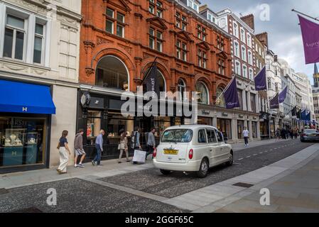 Taxi White London passant à New Bond Street, Londres, Angleterre, Royaume-Uni Banque D'Images