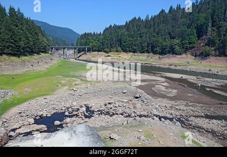 Green Peter Reservoir dans les montagnes Cascade du centre de l'Oregon, à plus de 100 pieds du niveau d'eau habituel en raison de la sécheresse qui englobe les États de l'Ouest. Banque D'Images