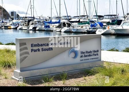 SAN DIEGO, CALIFORNIE - 25 AOÛT 2021 : panneau Embarcadero Marina avec des bateaux et le Rady Shell en arrière-plan. Banque D'Images