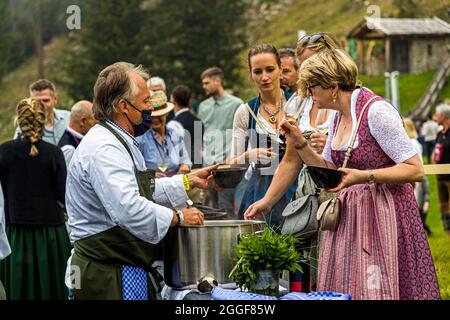 Unplugged Taste est le nom de l'événement gastronomique au Gompm-Alm dans le Tyrol du Sud, en Italie.Il a lieu chaque année le dernier dimanche d'août.Des chefs célèbres préparent leurs plats sur de vieilles poêles à bois. Banque D'Images