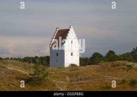 Tour blanche dans les dunes, l'église enfouie de sable, Skagen, Danemark Banque D'Images