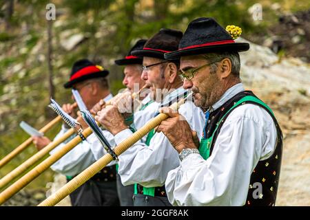 Unplugged Taste est le nom de l'événement gastronomique au Gompm-Alm dans le Tyrol du Sud, en Italie.Il a lieu chaque année le dernier dimanche d'août.Les Alphorns appartiennent au folklore copieux Banque D'Images