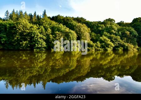 Réflexions en soirée sur le réservoir de Ryburn. Banque D'Images