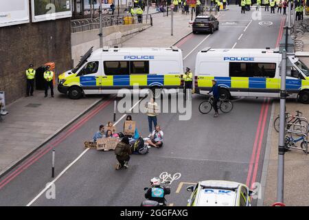 Londres, Royaume-Uni. 31 août 2021. Extinction Rebellion XR bloque le pont de Londres pour les trafics de Borought marché à monument alors que les manifestations climatiques se poursuivent. Le bus de démonstration est drapé dans la bannière « investir dans la vie ». Credit: Xiu Bao/Alamy Live News Banque D'Images