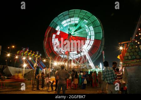 Les enfants apprécient une foire pendant le festival de Dussehra à New delhi, en Inde. L'Indien célèbre le festival pour marquer la victoire du Seigneur RAM sur Ravan. Banque D'Images