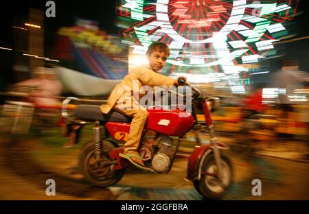 Les enfants apprécient une foire pendant le festival de Dussehra à New delhi, en Inde. L'Indien célèbre le festival pour marquer la victoire du Seigneur RAM sur Ravan. Banque D'Images