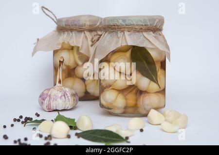 légumes en conserve en pots de verre bocaux isolés sur fond blanc une ressource alimentaire naturelle écologique pour l'hiver Banque D'Images