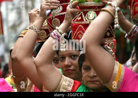 Les femmes indiennes participent à une procession religieuse à l'occasion du festival Ganesh chaturthi à New Delhi, en Inde. Banque D'Images