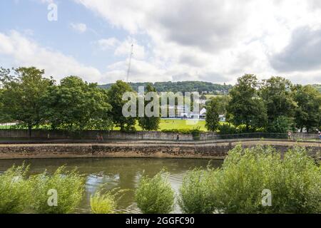 Vue sur la rivière Avon, avec le terrain de cricket de Bath visible à travers les arbres, Bath UK, 24 août 2021. Banque D'Images