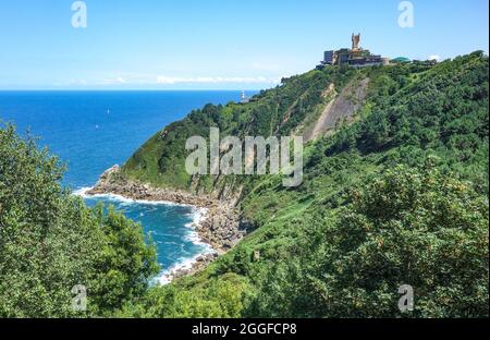 Vue sur Monte Igeldo et la côte basque près de San Sebastian, Espagne Banque D'Images