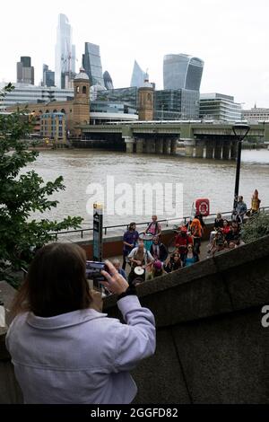 Londres, Royaume-Uni. 31 août 2021. Un membre du public s'arrête pour prendre une photo alors que les manifestants de la rébellion d'extinction continuent leur marche pendant l'extinction RebellionÕs Arrêtez la protestation contre les préjudices le neuvième jour de leur impossible manifestation contre les rébellions à Londres, au Royaume-Uni, le 31 août 2021. Crédit Kieran Riley/Pathos : One Up Top Editorial Images/Alamy Live News Banque D'Images