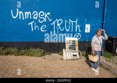 Totnes, 27 août 2021: 'Démasquez la vérité' - graffiti anti-vaxx à Totnes, Devon Banque D'Images