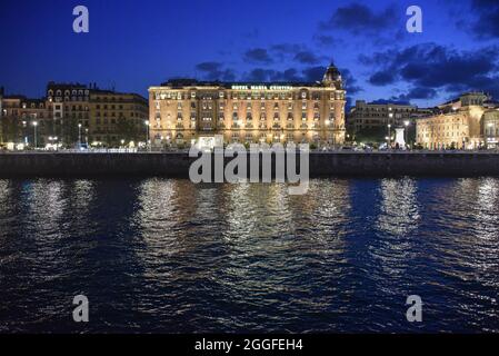 San Sebastian, Espagne - 29 août 2021 : l'hôtel Maria Cristina s'illumine sur les rives de l'Ourumea Banque D'Images