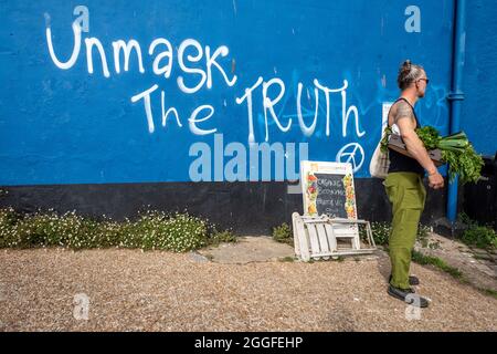 Totnes, 27 août 2021: 'Démasquez la vérité' - graffiti anti-vaxx à Totnes, Devon Banque D'Images