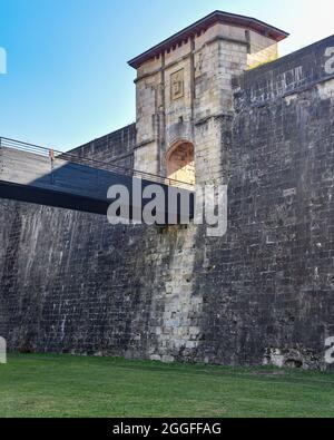 Hondarribia, Espagne - 29 août 2021 : porte de San Nikolas à l'entrée de la vieille ville de Hondarribia Banque D'Images