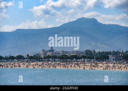 Hondarribia, Espagne - 29 août 2021 : l'été sur la plage de Hondarribia, pays basque, Espagne Banque D'Images