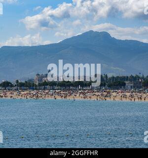 Hondarribia, Espagne - 29 août 2021 : l'été sur la plage de Hondarribia, pays basque, Espagne Banque D'Images