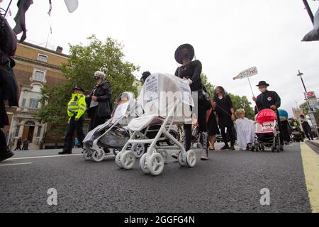 Extinction activistes de la rébellion Londres 31 août 2021. Les manifestants de l'action de Pram dans le centre de Londres, marchent avec des landaus blancs fantomatiques habillés de vêtements funéraires Banque D'Images