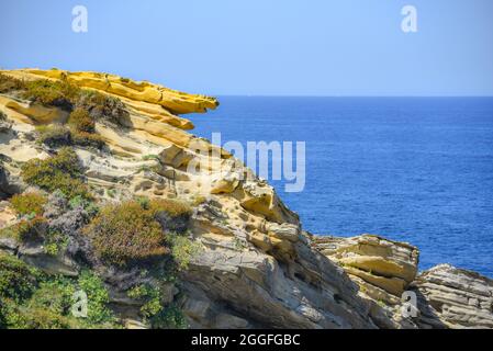 Formations rocheuses de grès colorées sur la côte de Cantabrie. Mont Jaizkibel, pays basque, Espagne Banque D'Images