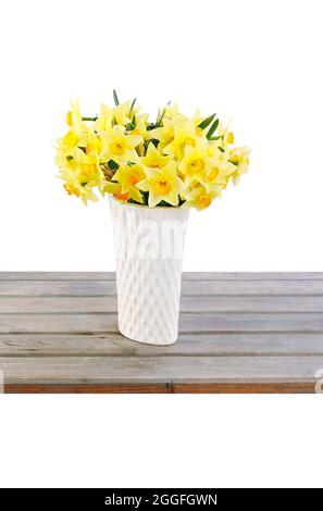 Bouquet de jonquilles jaunes dans un vase en céramique blanc. Décoration printanière Banque D'Images