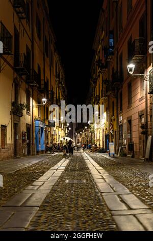 Piétons marchant le long du Corso Vittorio Emanuele II la nuit à Bosa Banque D'Images