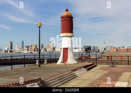 Birkenhead, Royaume-Uni: Phare de ferry Woodside, surplombant la rivière Mersey. Restauré et monté sur une tour en pierre après la démolition de l'ancien terminal Banque D'Images