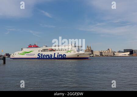 Birkenhead, Royaume-Uni : service de ferry Stena Edda à Belfast en quittant le terminal Woodside sur la rivière Mersey, en face du front de mer de Liverpool. Banque D'Images