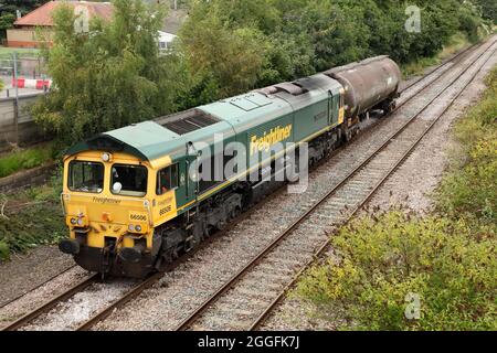 Freightliner classe 66 loco 66506 'Crewe Regeneration' transport du service de raffinerie d'huile d'Ipswich à un wagon 0914 à Lindsey via Scunthorpe : 31/8/21. Banque D'Images