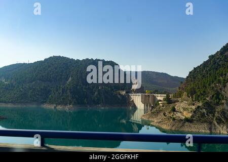 Eau turquoise dans le barrage du réservoir de Contreras, juste à la frontière de Castilla la Mancha avec la Communauté Valencienne, en Espagne. Europe. Banque D'Images