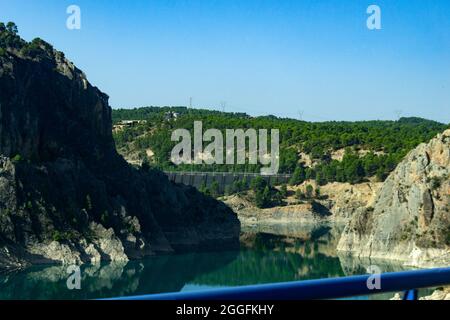 Eau turquoise dans le barrage du réservoir de Contreras, juste à la frontière de Castilla la Mancha avec la Communauté Valencienne, en Espagne. Europe. Banque D'Images