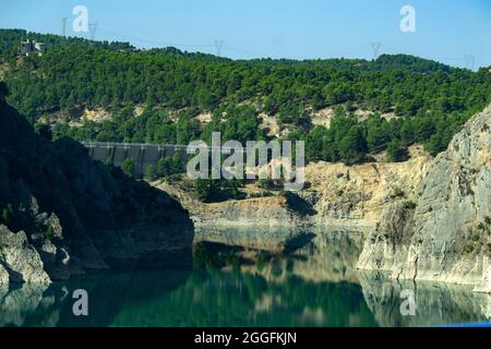 Eau turquoise dans le barrage du réservoir de Contreras, juste à la frontière de Castilla la Mancha avec la Communauté Valencienne, en Espagne. Europe. Banque D'Images