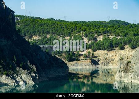 Eau turquoise dans le barrage du réservoir de Contreras, juste à la frontière de Castilla la Mancha avec la Communauté Valencienne, en Espagne. Europe. Banque D'Images