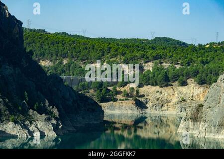 Eau turquoise dans le barrage du réservoir de Contreras, juste à la frontière de Castilla la Mancha avec la Communauté Valencienne, en Espagne. Europe. Banque D'Images