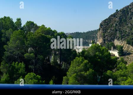 Eau turquoise dans le barrage du réservoir de Contreras, juste à la frontière de Castilla la Mancha avec la Communauté Valencienne, en Espagne. Europe. Banque D'Images