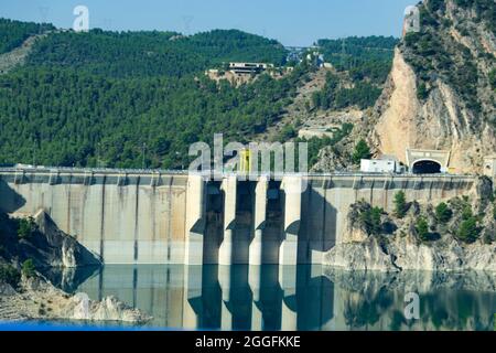 Eau turquoise dans le barrage du réservoir de Contreras, juste à la frontière de Castilla la Mancha avec la Communauté Valencienne, en Espagne. Europe. Banque D'Images